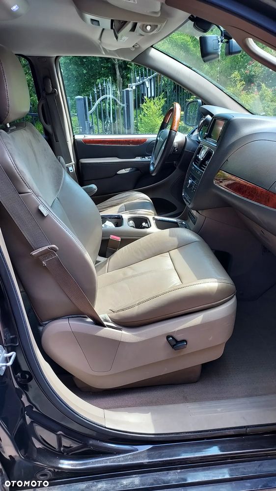Chrysler Town & Country 3.6 Limited - 31