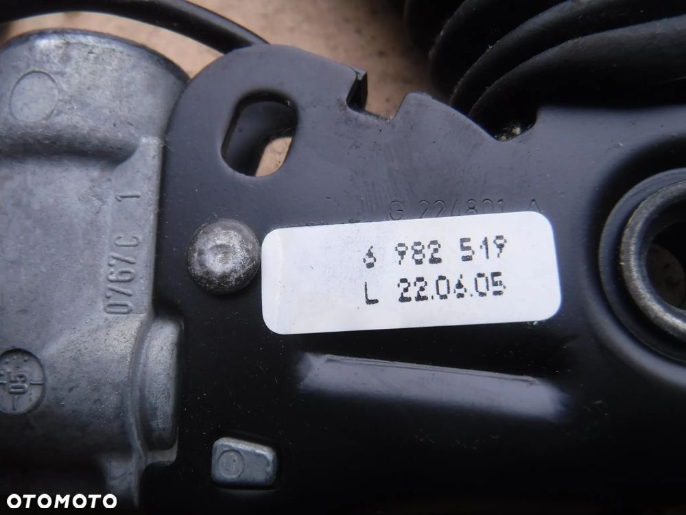 BMW E60 E61 napinacze dopinacze pasow 6982519 6982520 prawy lewy komplet - 2