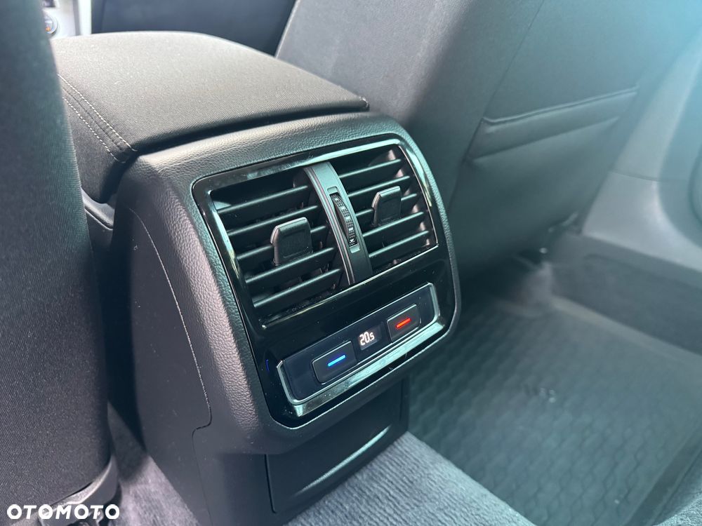 Volkswagen Passat Variant 2.0 TDI SCR DSG 4Motion Elegance - 13