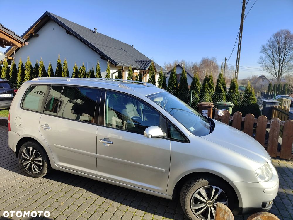 Volkswagen Touran 2.0 TDI DSG Highline - 4