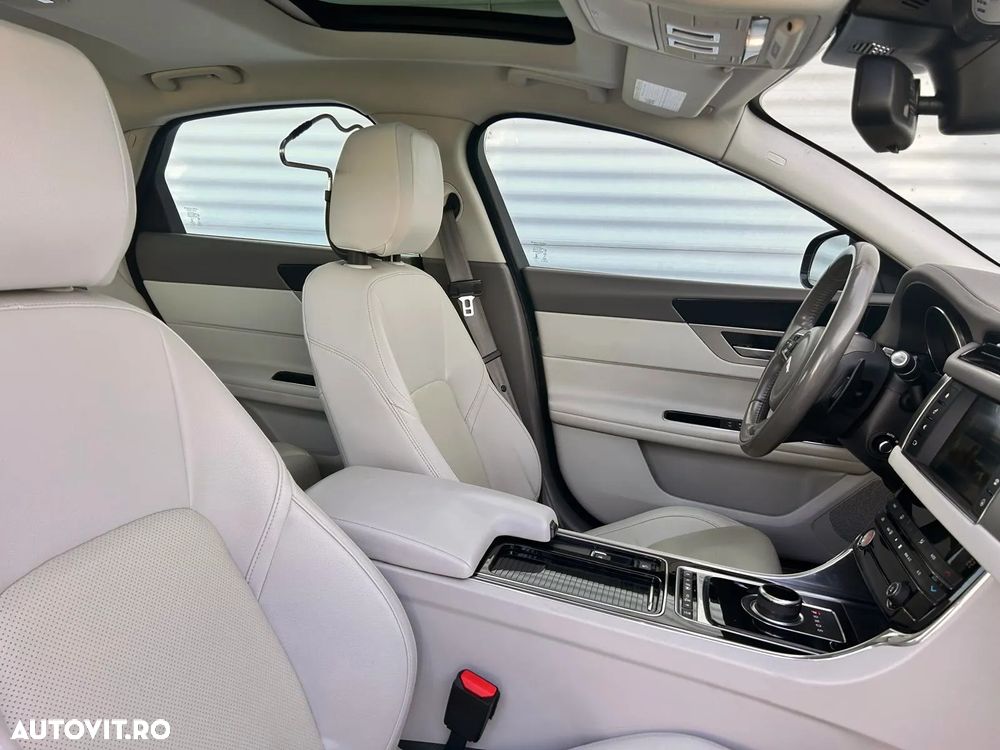 Jaguar XF 35t Prestige - 9