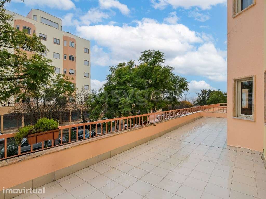 Apartamento T3 com Terraço que acompanha as 3 frentes da casa e box... - Grande imagem: 5/35