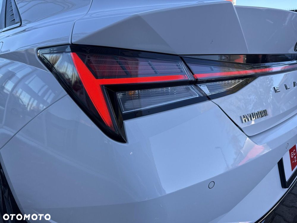 Hyundai Elantra 1.6 Executive - 26