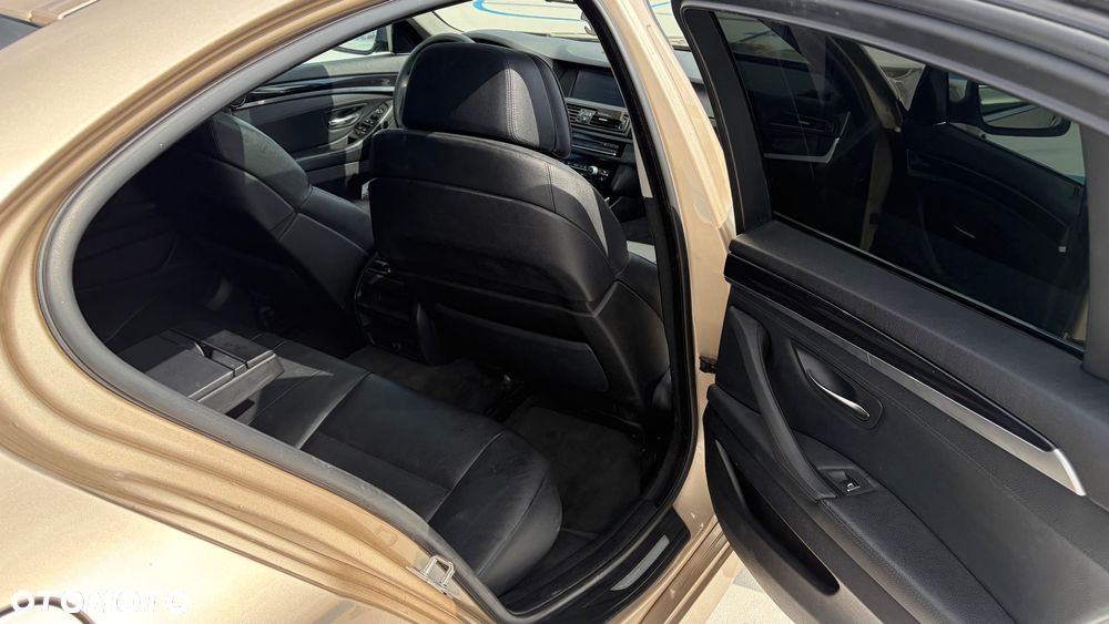 BMW Seria 5 525d - 23