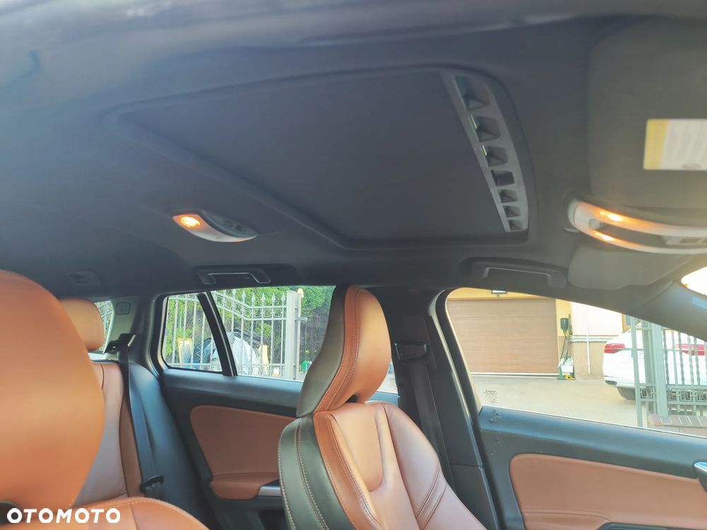 Volvo V60 D6 AWD Plug-in Hybrid R-Design Momentum - 40