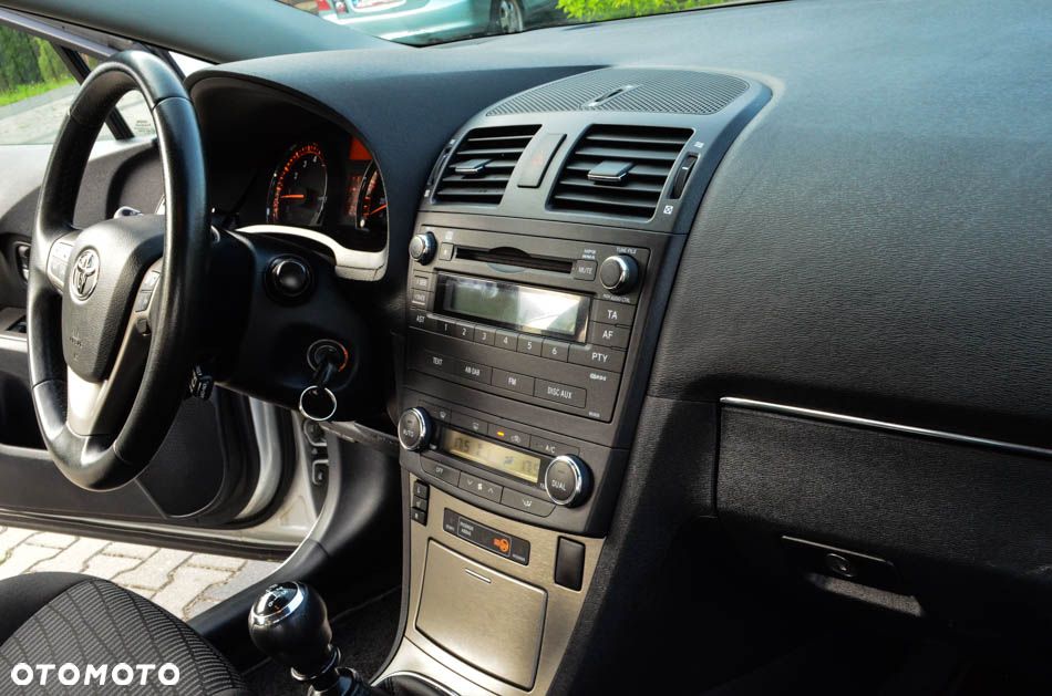 Toyota Avensis 1.8 Comfort - 38