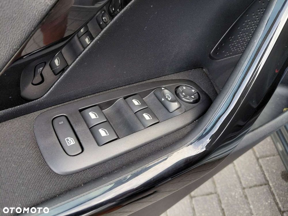 Peugeot 208 - 12