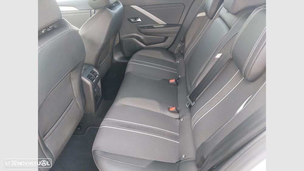 Opel Astra 1.2 T GS - 12