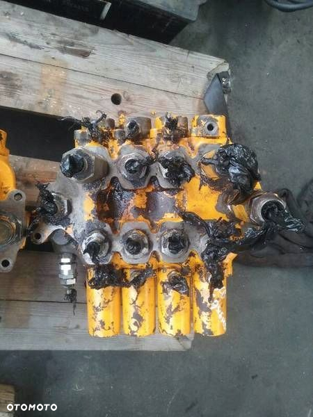 ROZDZIELACZ HYDRAULICZNY JCB 815 817 818 820