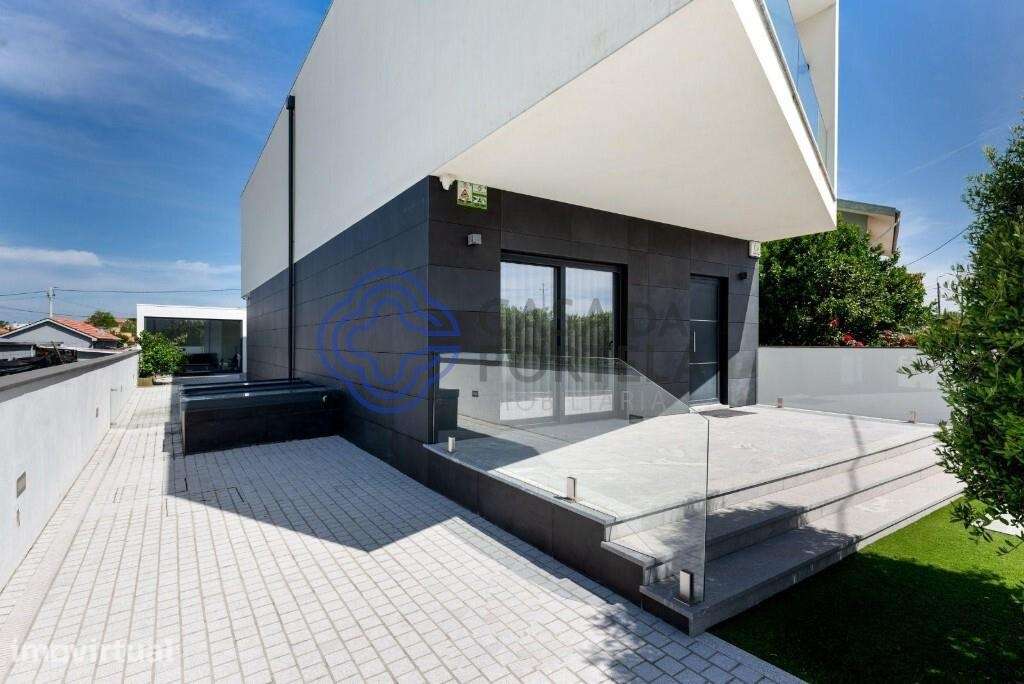 Moradia T4+1 de Arquitetura Contemporânea em Vila Nova de Gaia - Grande imagem: 2/37
