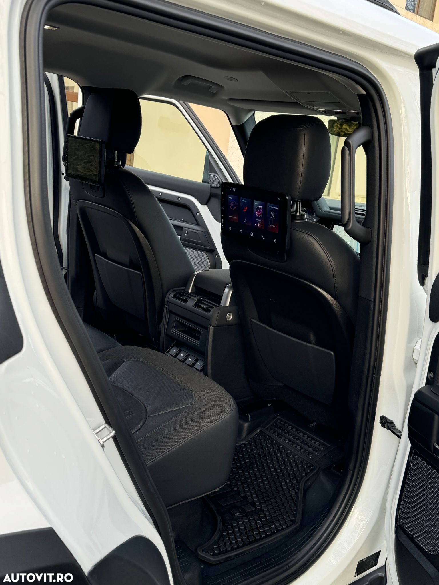 Land Rover Defender 110 2.0L D240 - 12