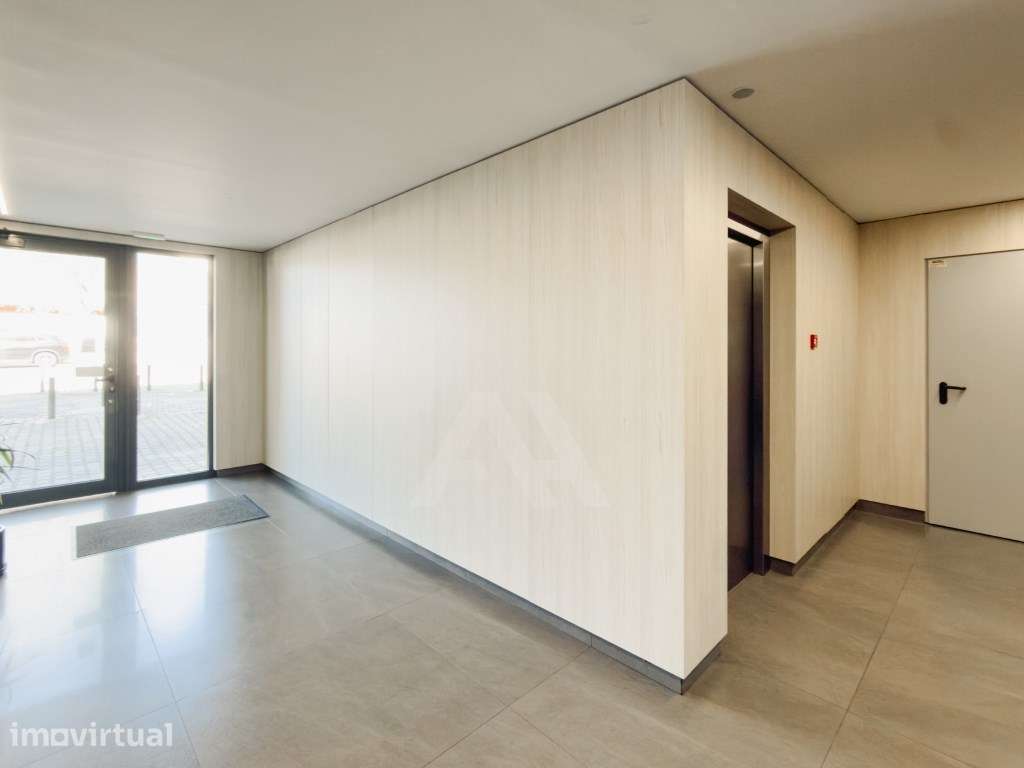 Apartamento T3 em Porto Salvo com 3 suítes, garagem e arrecadação - Grande imagem: 3/42