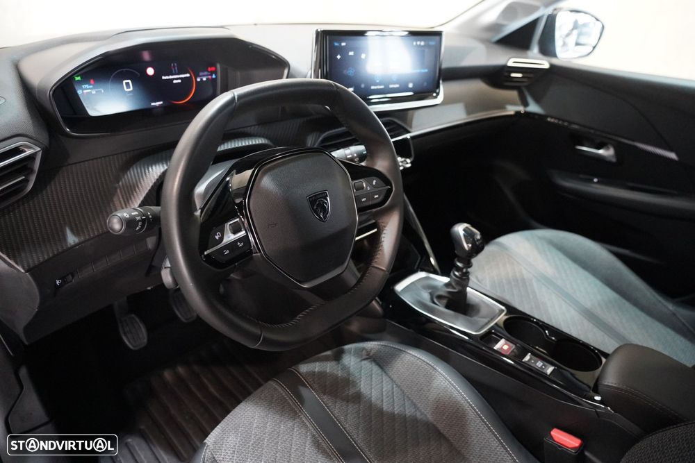 Peugeot 208 - 8
