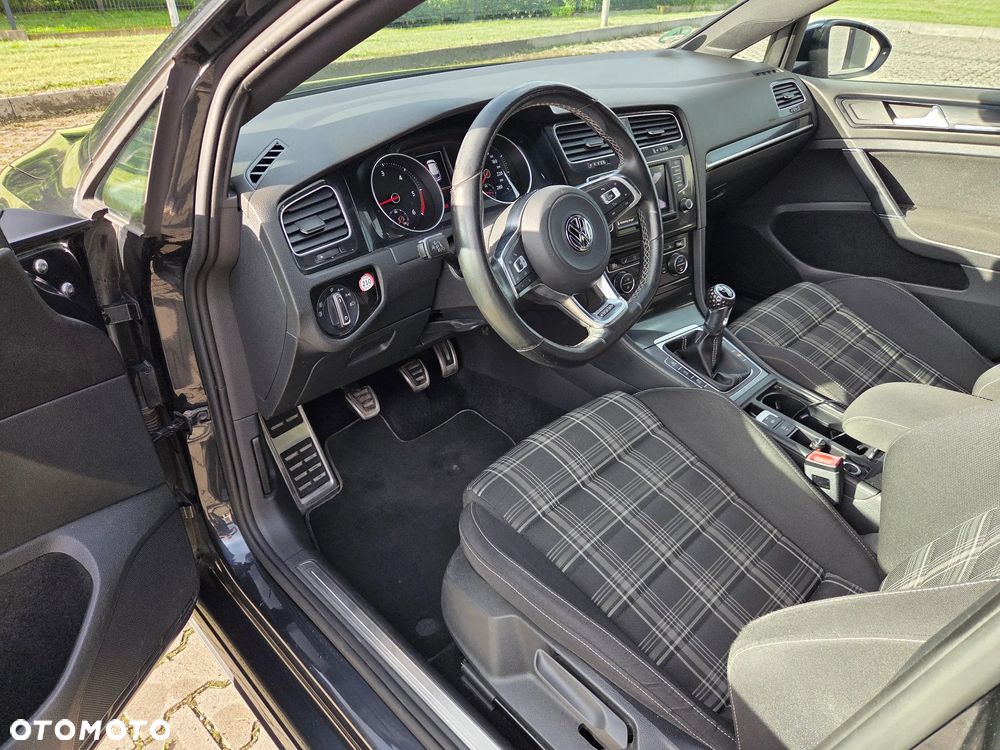 Volkswagen Golf - 8