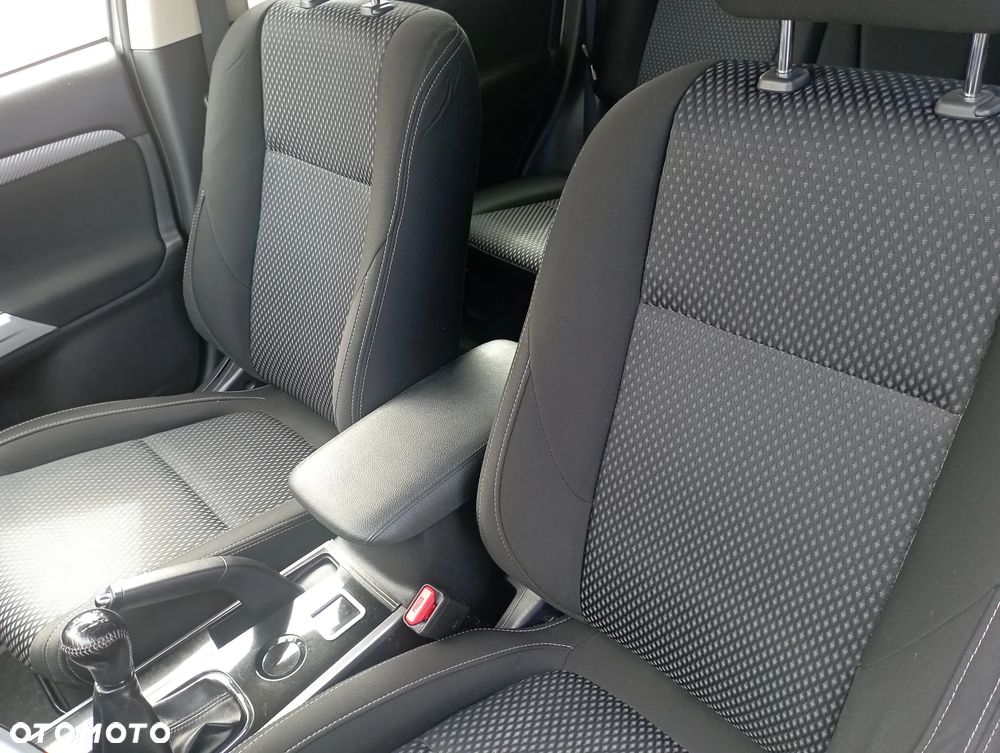 Mitsubishi Outlander 2.0 Invite + 2WD - 4