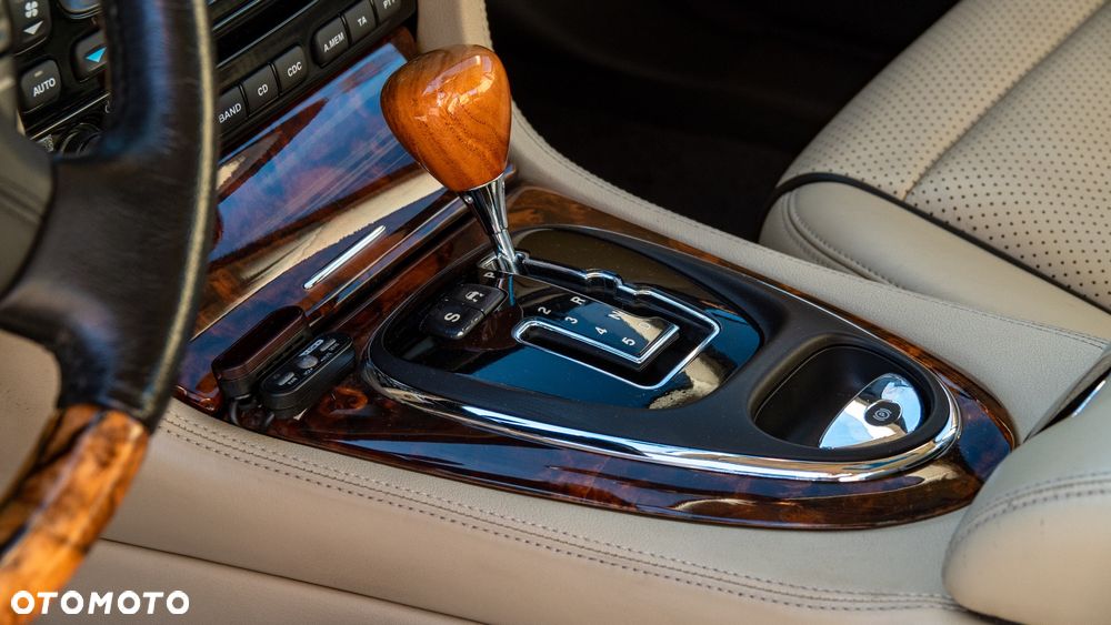 Jaguar XJ - 9