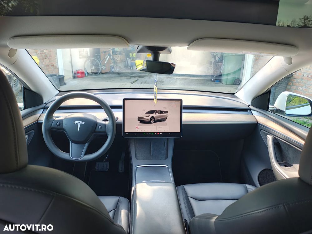 Tesla Model Y - 7