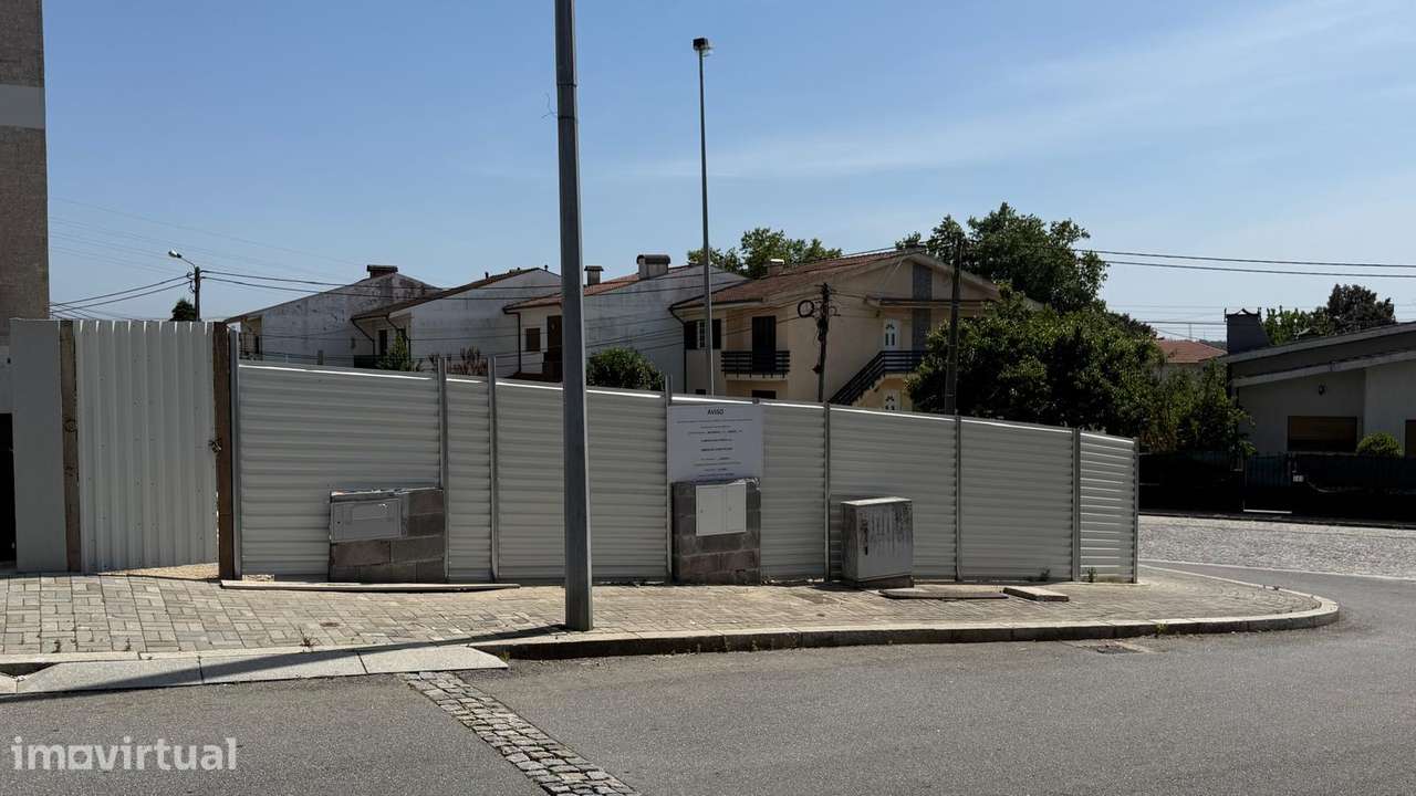 Terreno com licença construção para moradia T4 a 150m do METRO CUSTIÓ - Grande imagem: 2/14