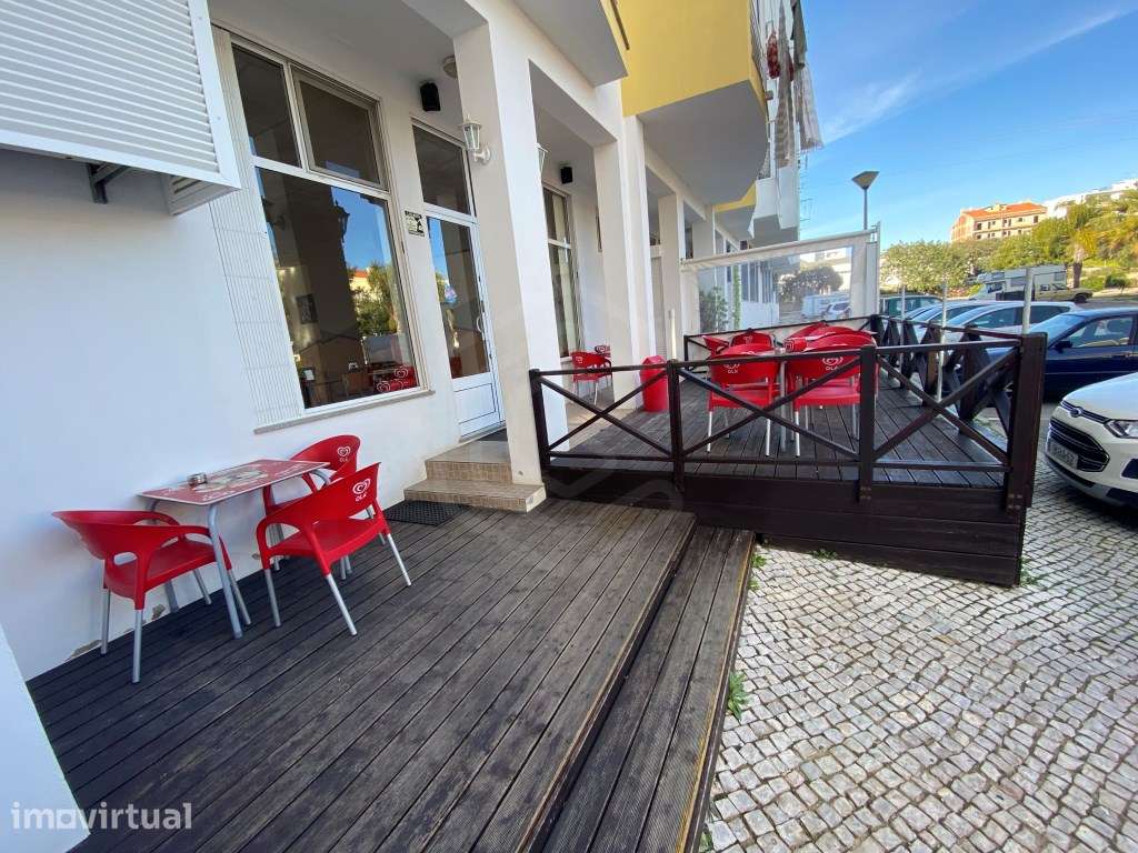 Café com duas esplanadas, na avenida principal de São Brás de Alpor... - Grande imagem: 2/13