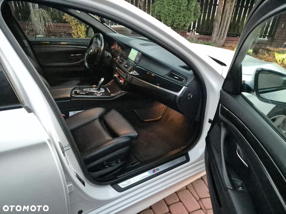BMW Seria 5 525d xDrive - 12