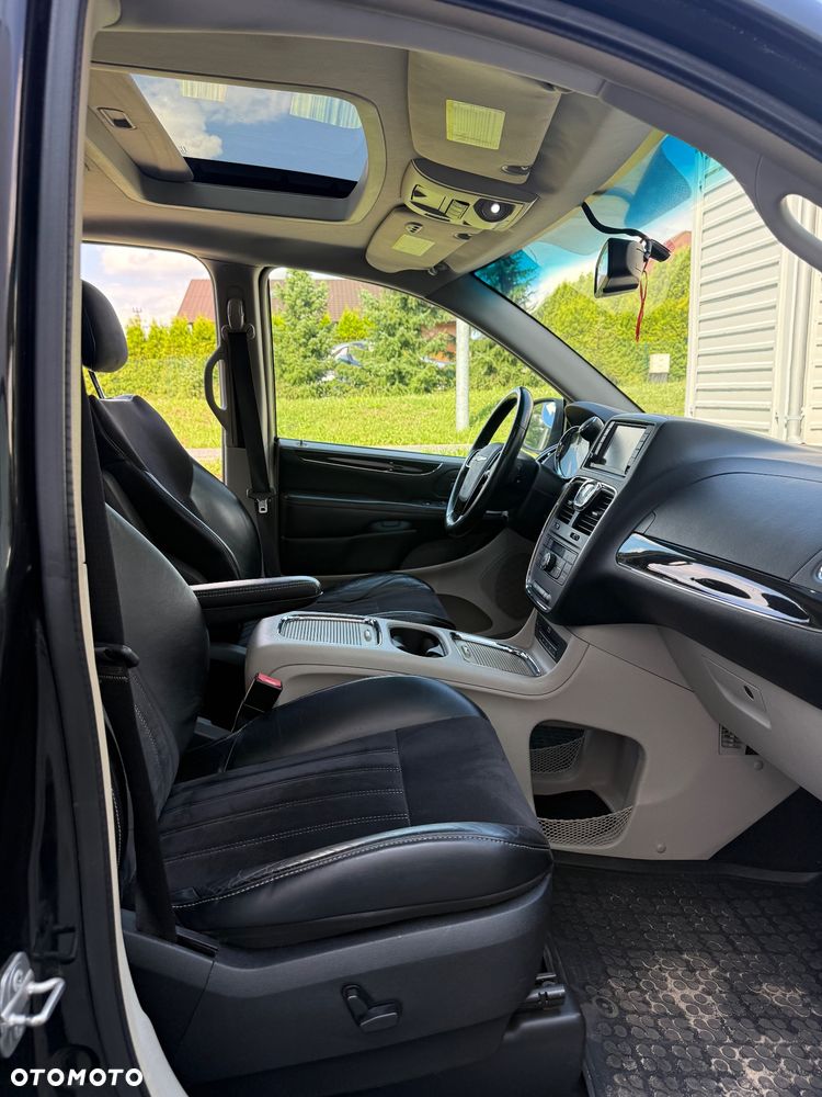 Chrysler Town & Country 3.6 Limited - 26