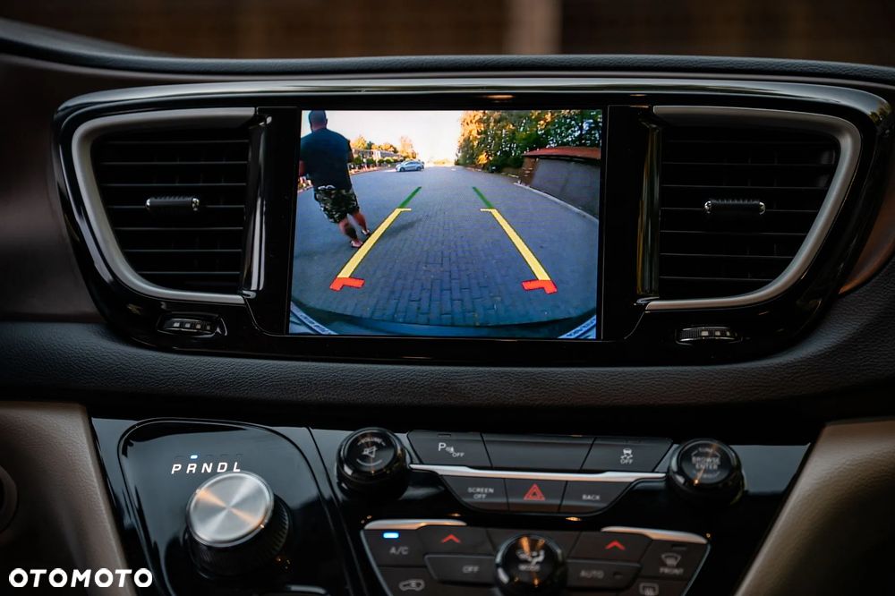 Chrysler Pacifica - 32