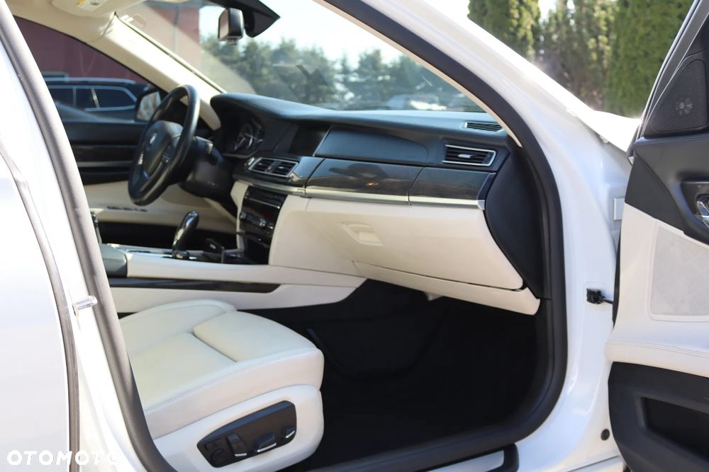 BMW Seria 7 750Li - 32