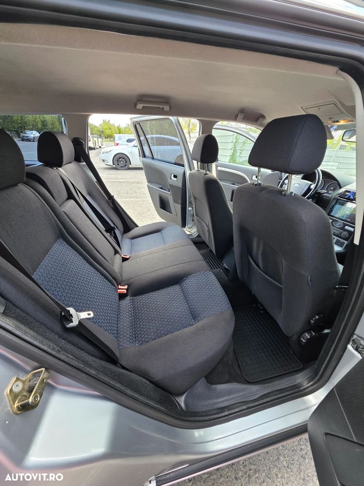 Ford Mondeo Wagon 1.8 Trend - 11