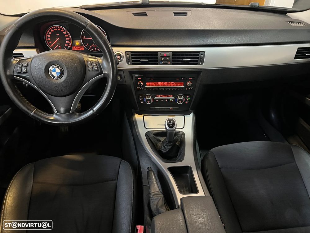 BMW 320 d Touring Dynamic - 9