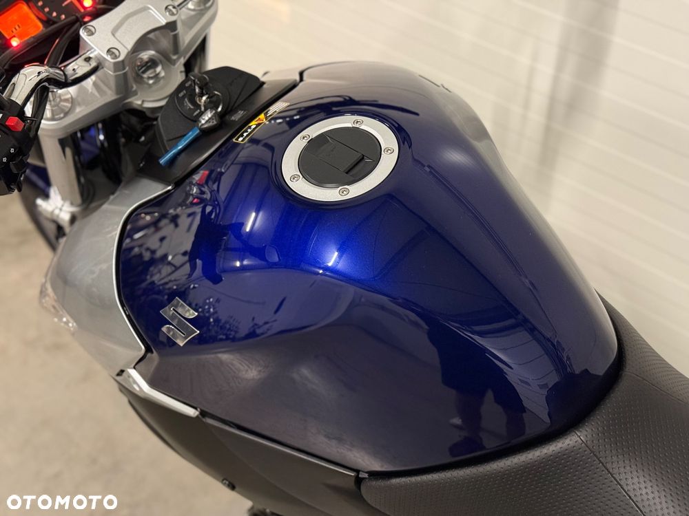 Suzuki GSR - 27