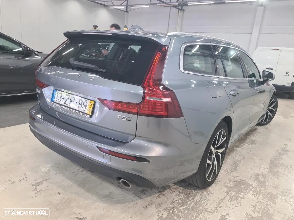 Volvo V60 2.0 T8 AWD TE Momentum Plus - 2