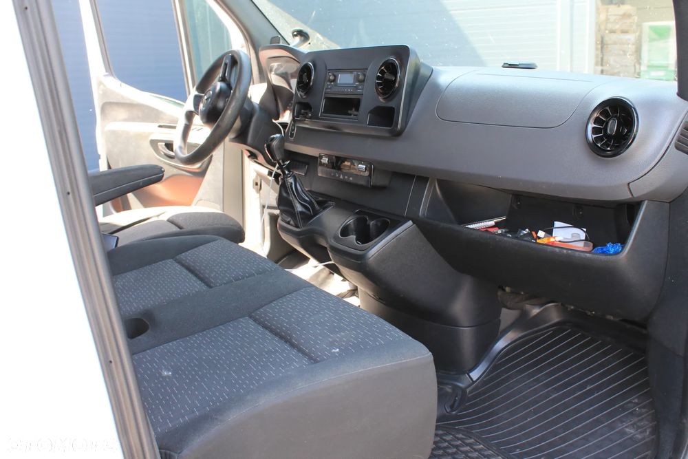 Mercedes-Benz Sprinter - 12