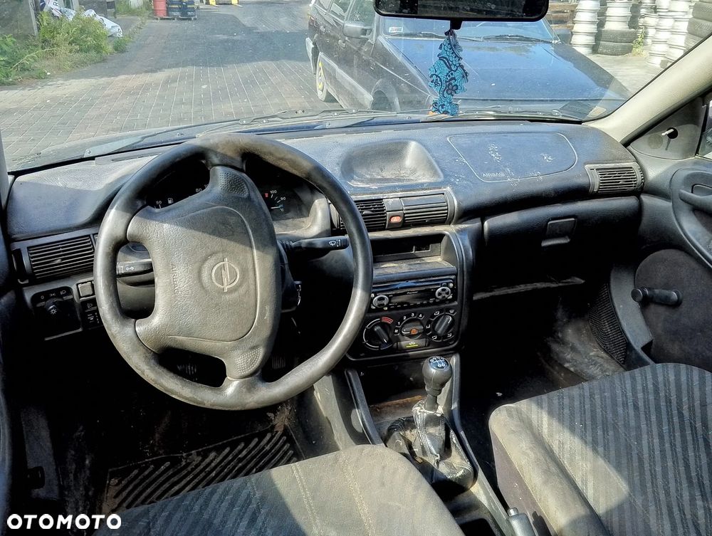 Opel Astra F (94-02r.) 1.6B 74KM. Silnik X16SZR Skrzynia F13 W374.Cały na części. GWARANCJA !!! Przód Tył Zestaw Komplet Drzwi Klapa Zderzak Błotnik Maska Grill Atrapa Szyba Pas Lampa Lusterko Boczki Fotel Kanapa Kokpit Deska Rozdzielcza Przełącznik Włącznik Sterownik Przewody Wiązka Instalacja Moduł Komputer Czujnik Listwa Pompa Alternator Wtryski Głowica Rozrusznik Kompresor Sprzęgło Dwumas Silnik Skrzynia ABS Klimatyzacji Paliwa Wspomagania Kolektor Turbina Przepustnica Zawór Chłodnica Koło Hak Belka Sanki Zawieszenie Mcpherson Półoś Amortyzator Wydech Tłumik Zacisk Most - 6