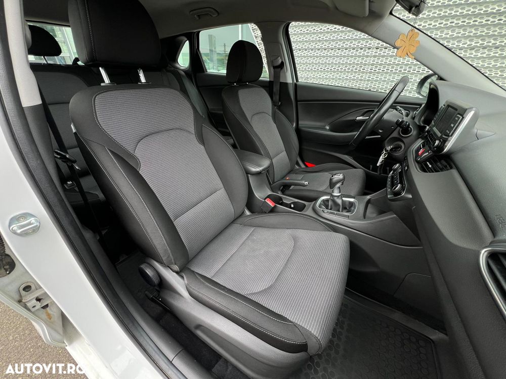 Hyundai i30 1.4 100CP 5DR M/T Comfort - 11