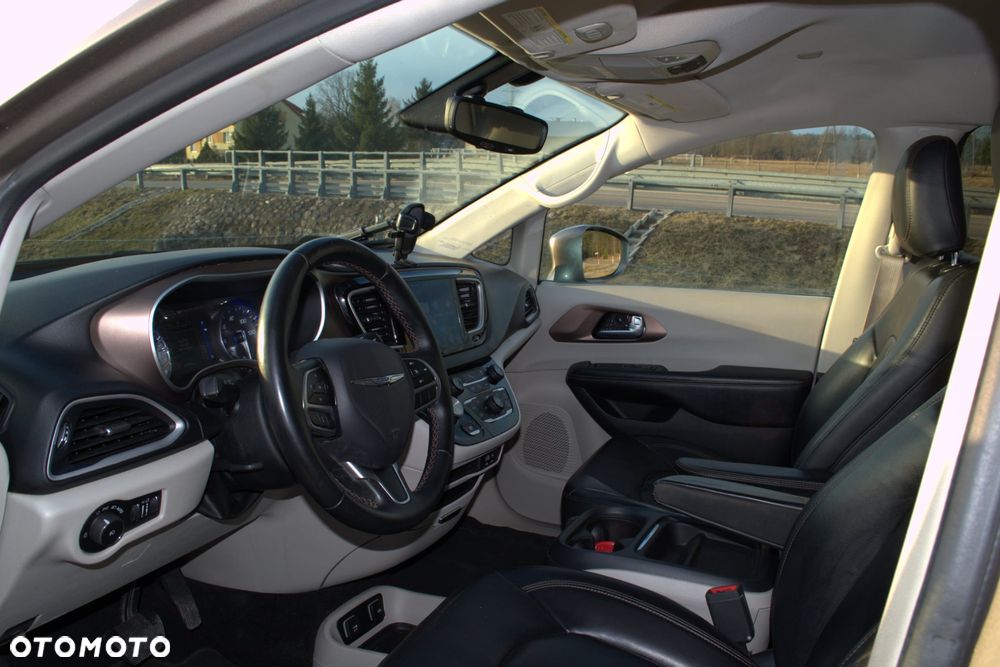 Chrysler Pacifica - 2