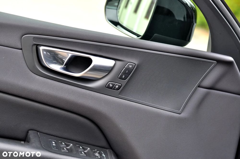 Volvo XC 60 B4 B Plus Dark - 41