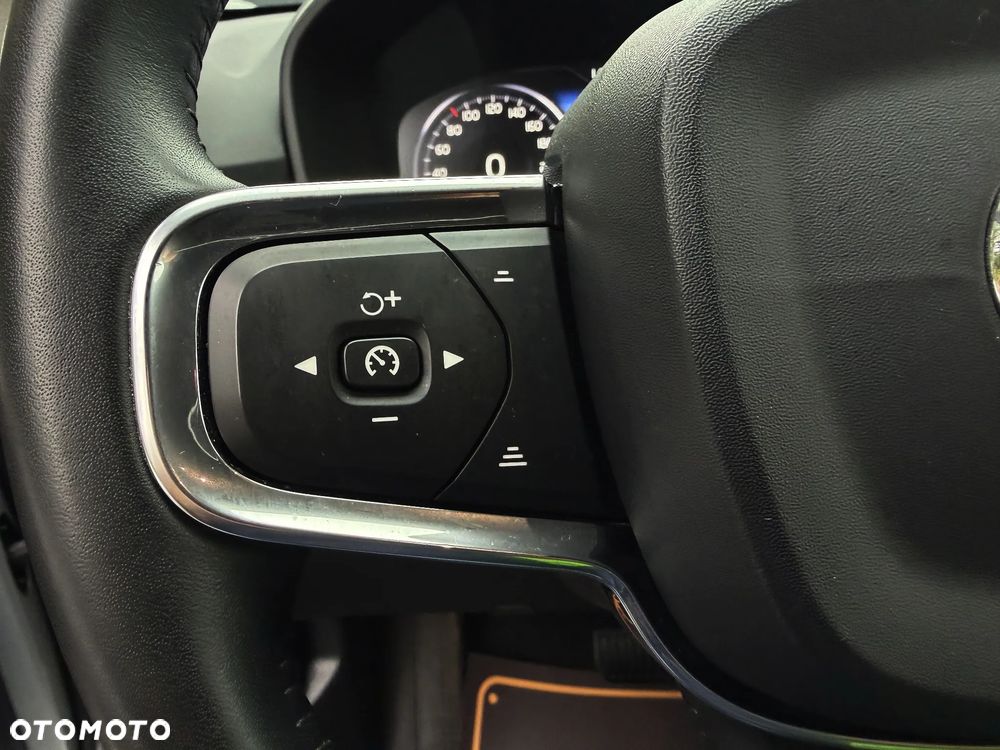 Volvo XC 40 D4 SCR AWD Momentum - 27