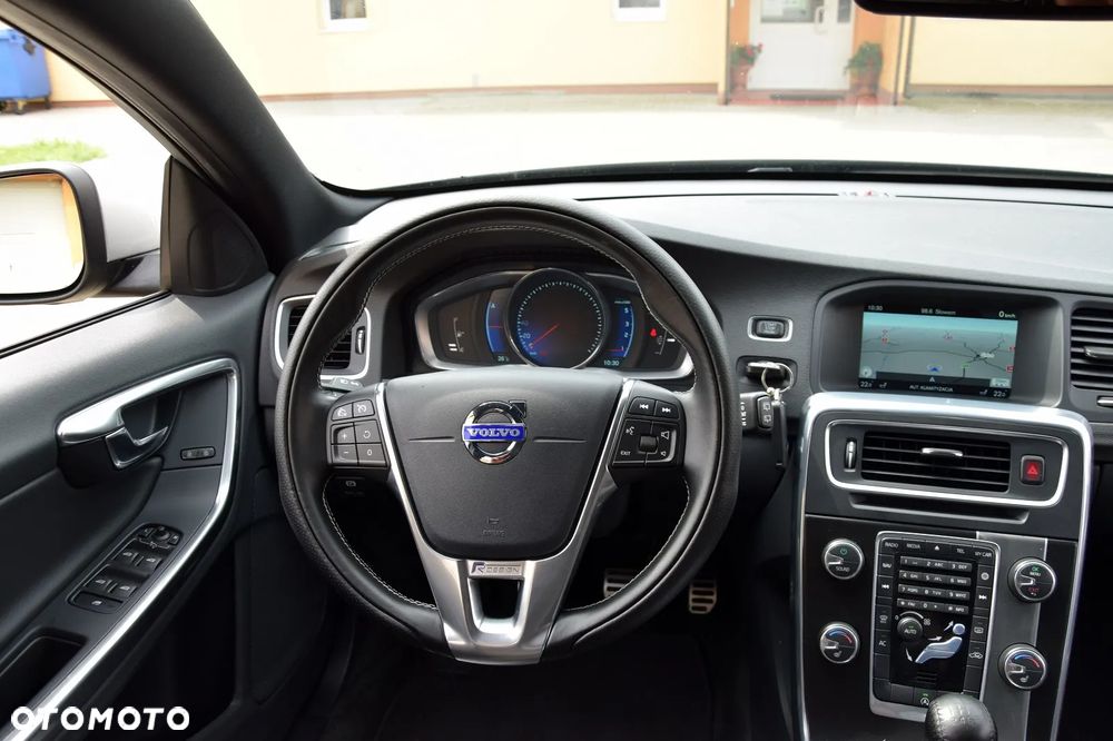 Volvo V60 D4 R-Design - 24