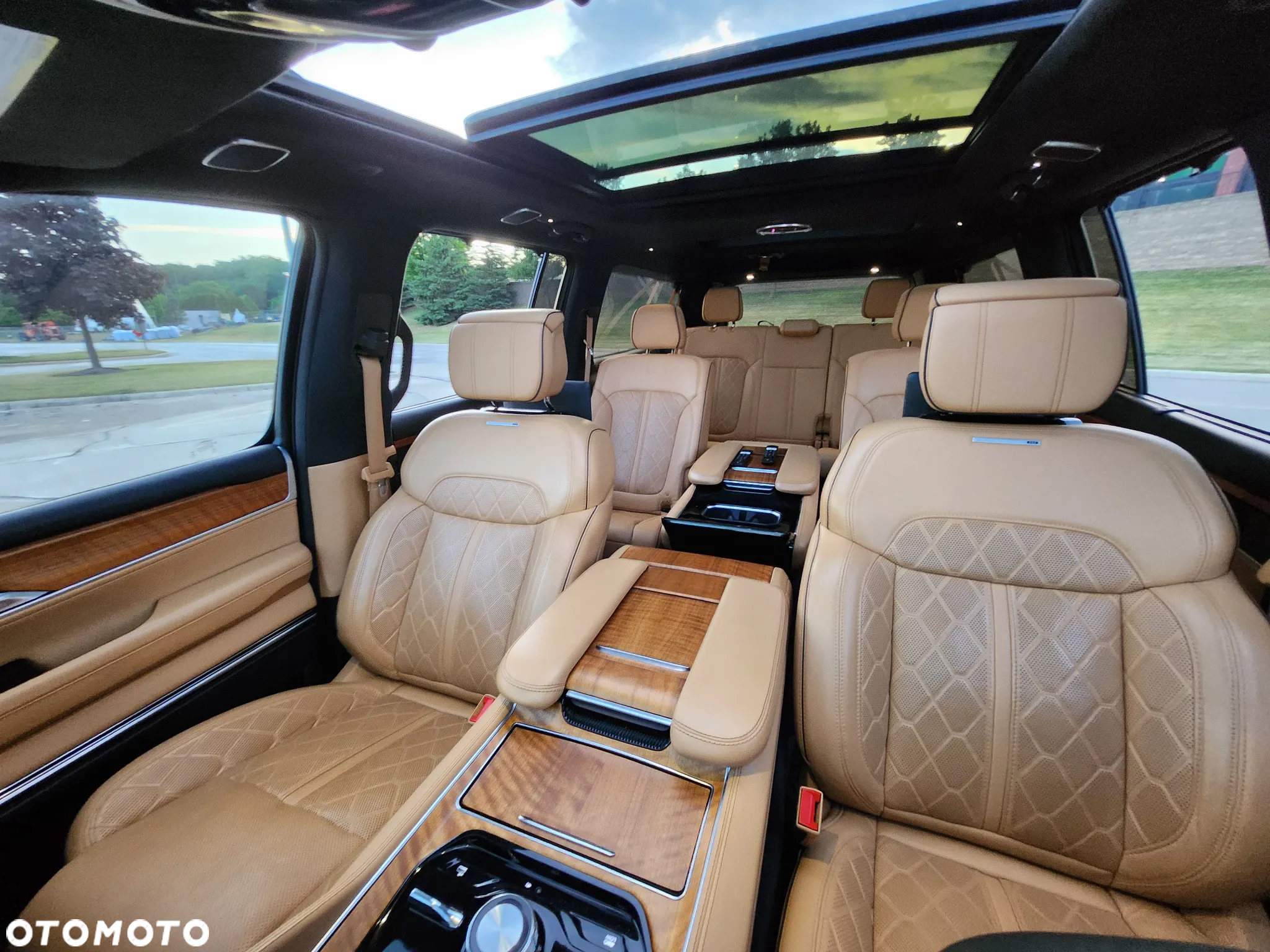 Jeep Grand Wagoneer - 21