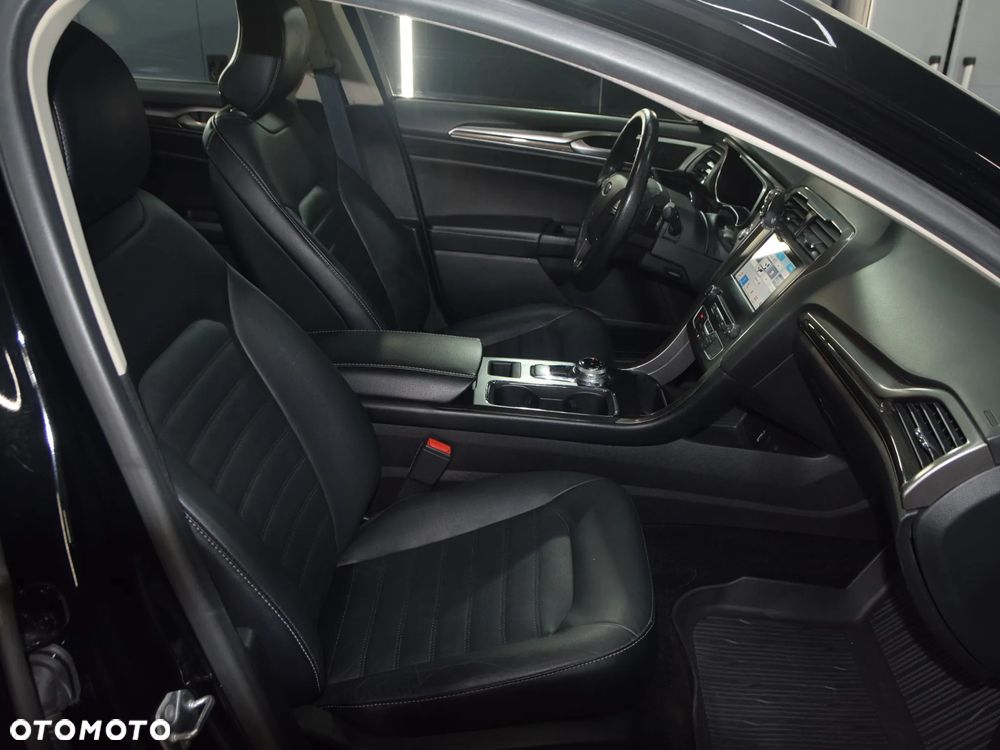 Ford Fusion 2.0 EcoBoost Titanium - 24
