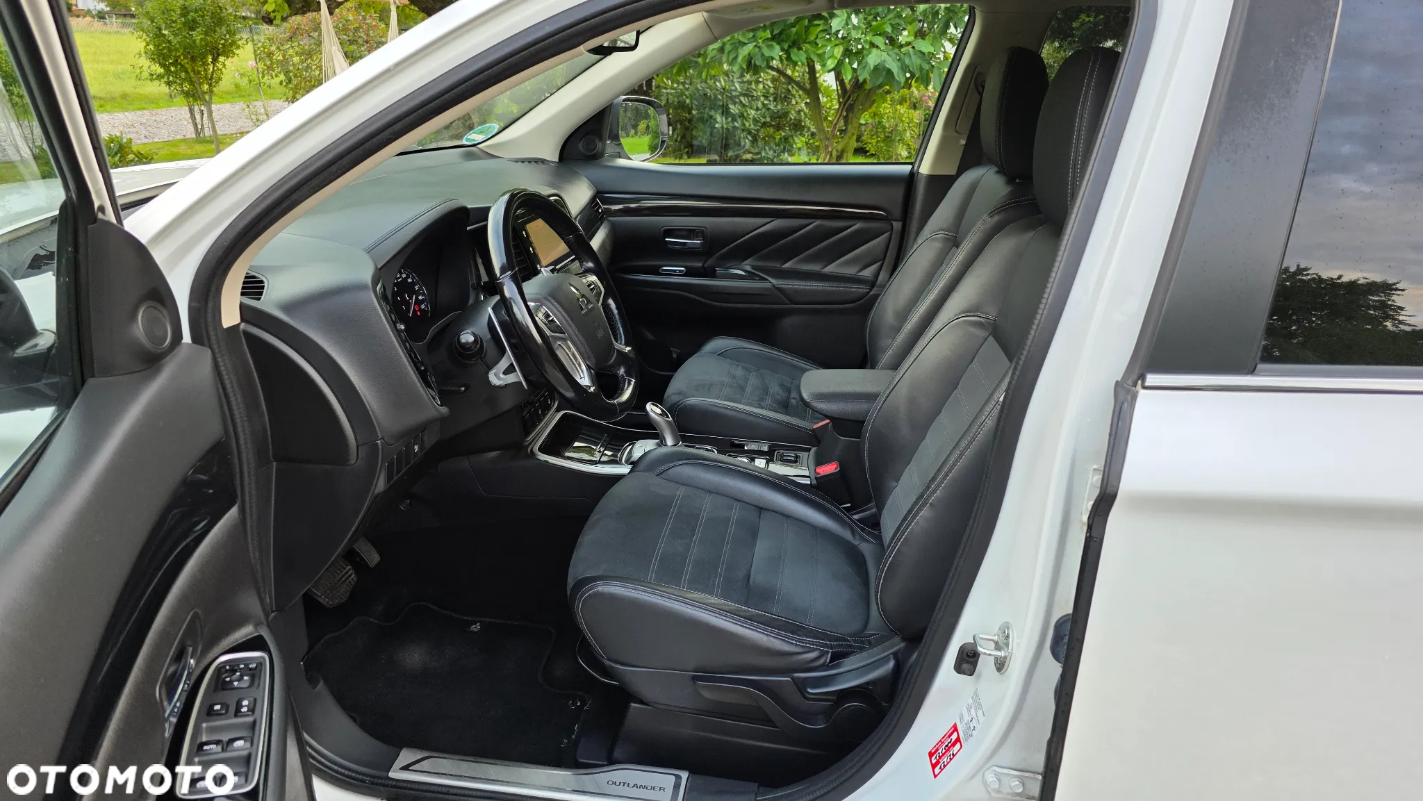 Mitsubishi Outlander PHEV Intense + - 10