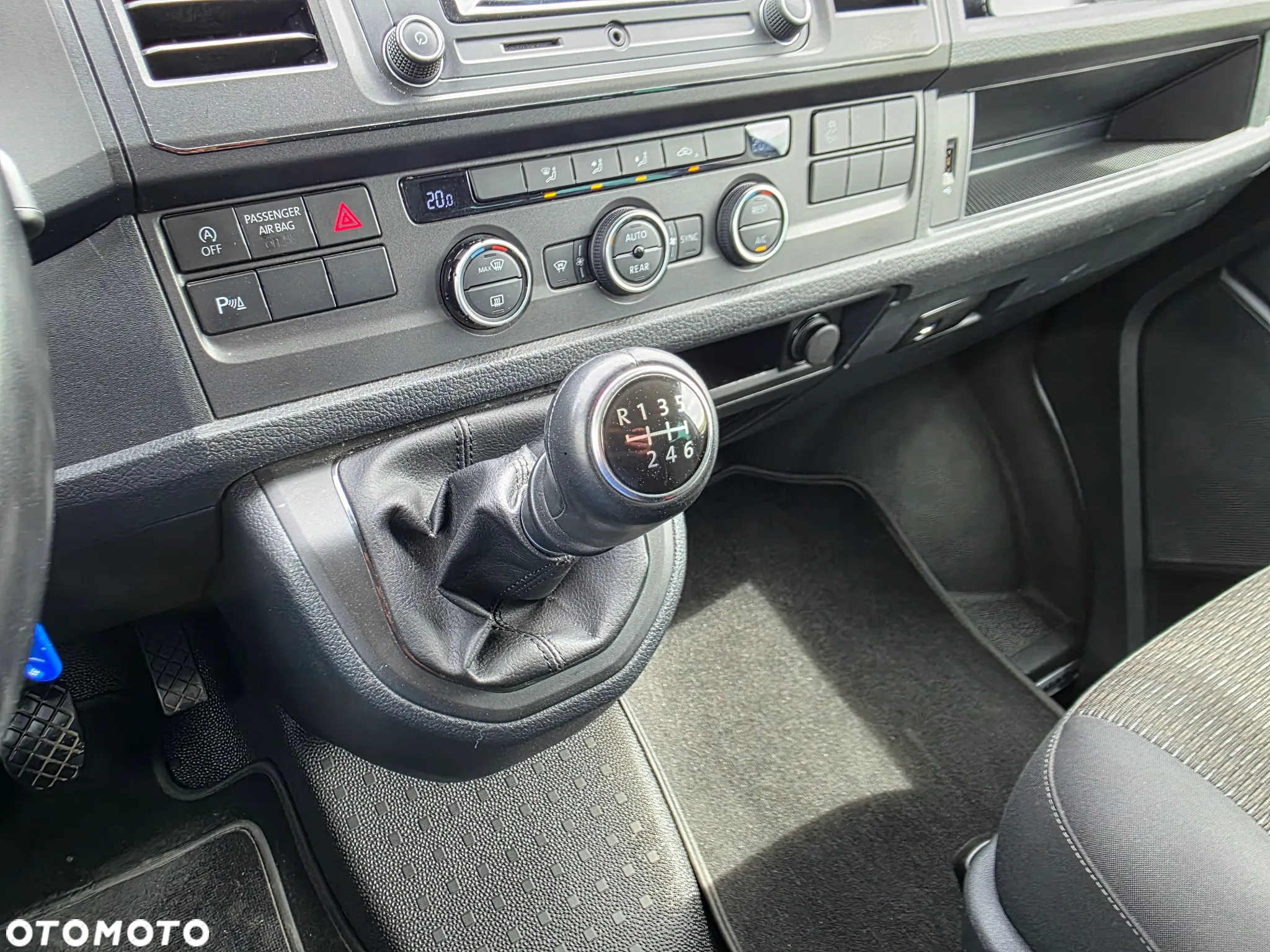 Volkswagen Caravelle 2.0 TDI L2 Comfortline - 16