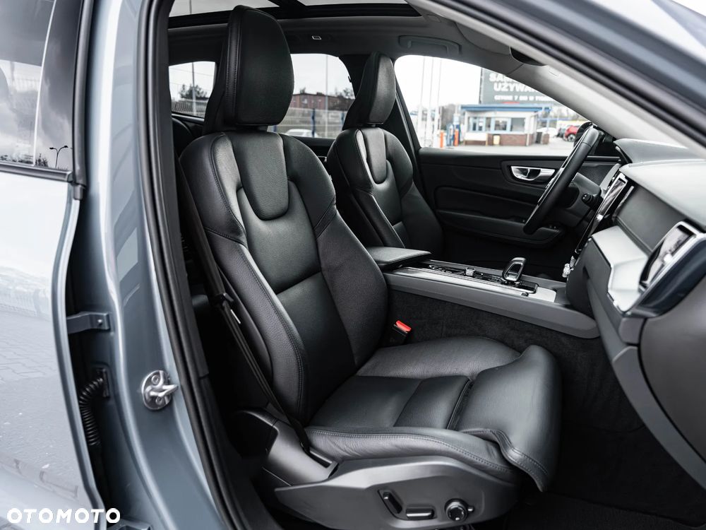 Volvo XC 60 B4 D Plus Dark - 24