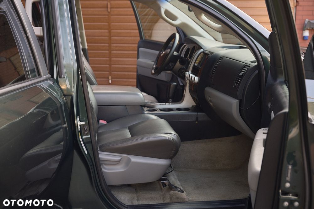 Toyota Sequoia - 17