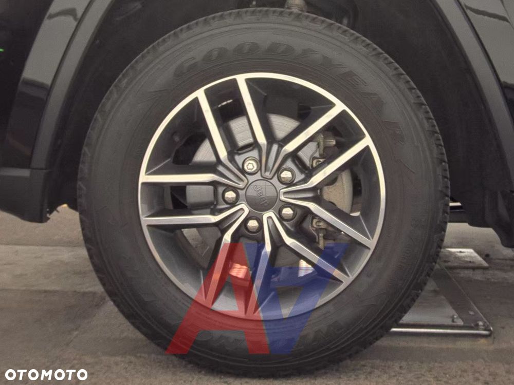 Jeep Grand Cherokee - 16