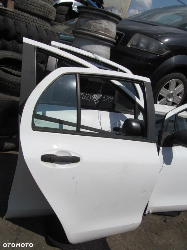 Drzwi tył prawe lub lewe do toyota Yaris II 5d
