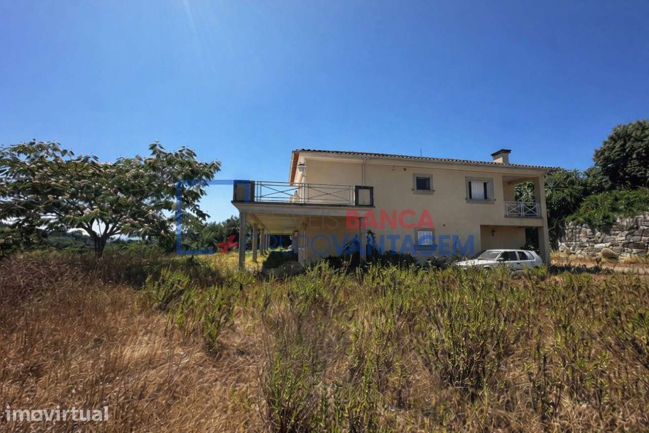 Moradia T4 com 2 Pisos e Terreno de 5 500 m²  Imóvel da Banca em Sa... - Grande imagem: 2/8