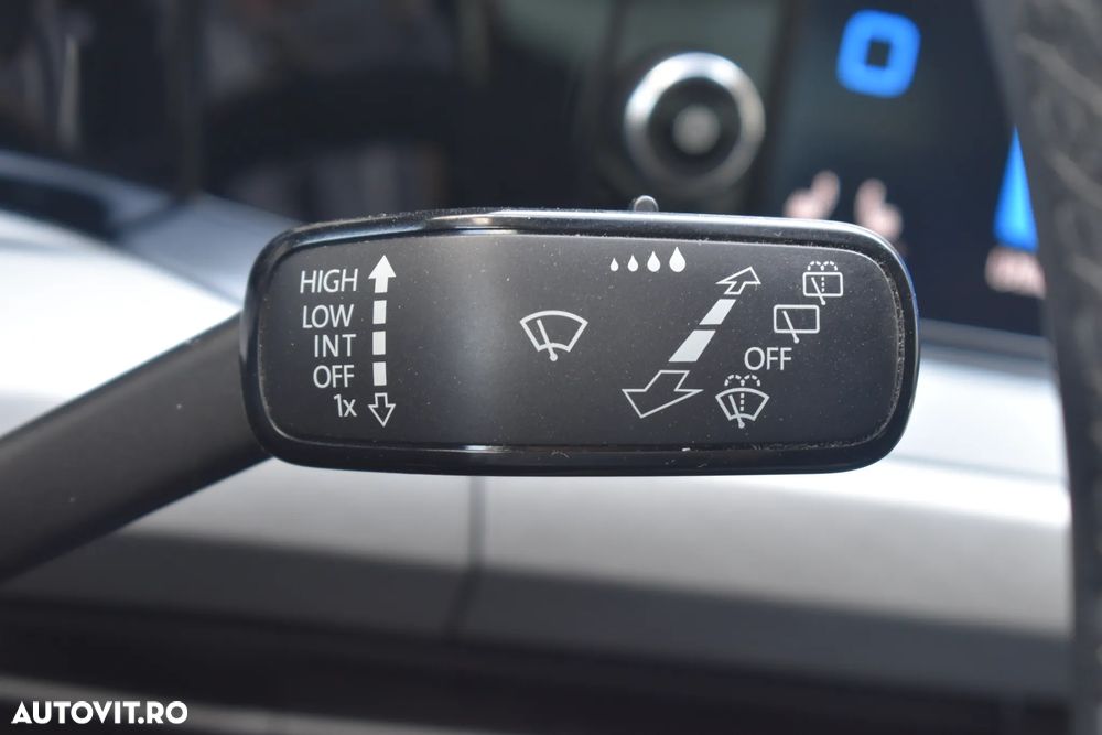 Volkswagen Golf 1.0 eTSI DSG MHEV Life - 33