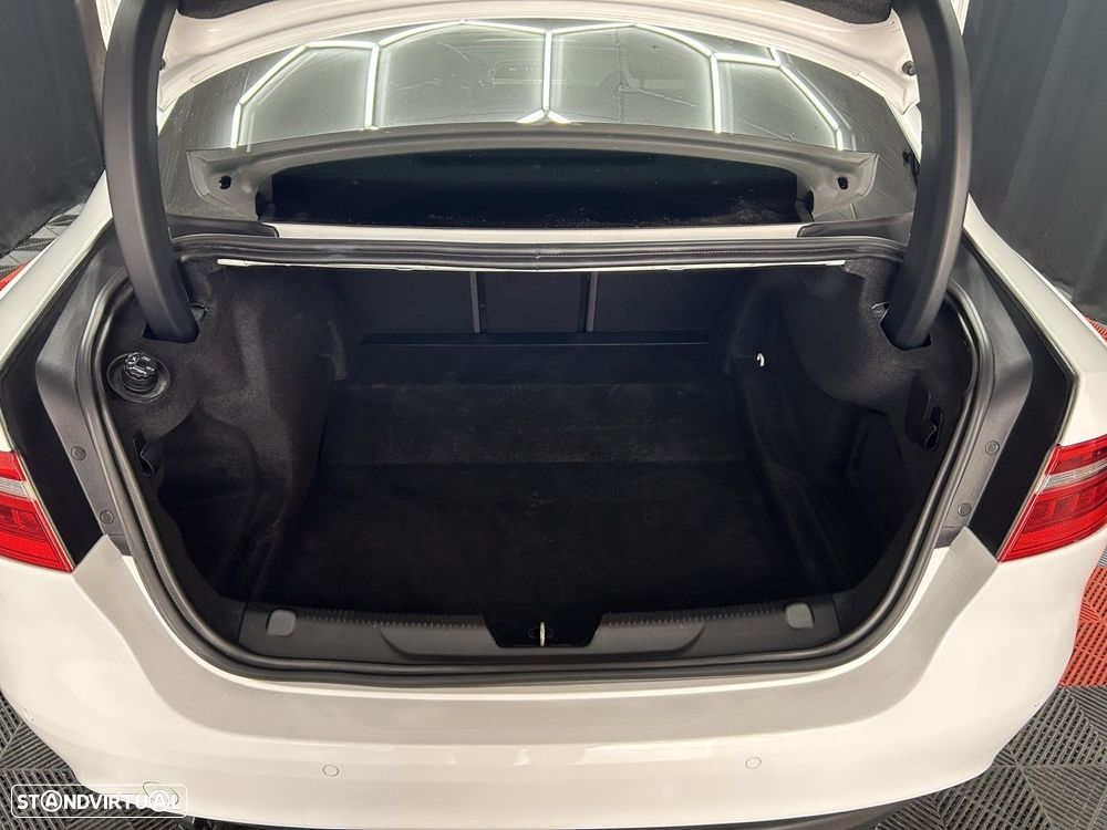 Jaguar XE 2.0 D R-Sport Aut. - 8