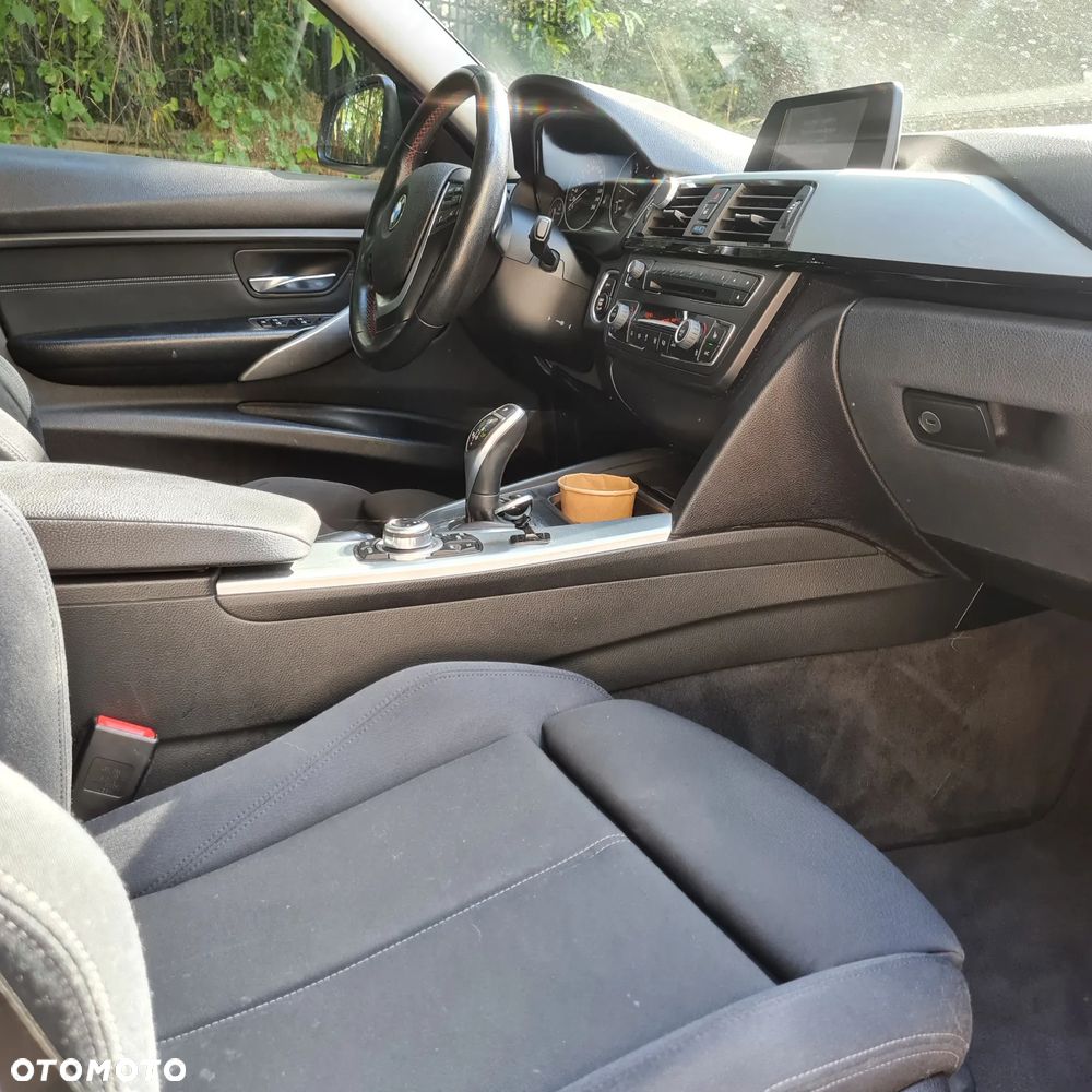BMW Seria 3 320d Touring Sport Line - 26